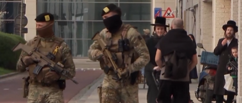Vojnici u vojnoj uniformi na ulici europskog grada tokom sigurnosne operacije