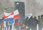 Sudionici memorijalnog uspona s hrvatskom zastavom na Prokos tijekom snježne vijavice