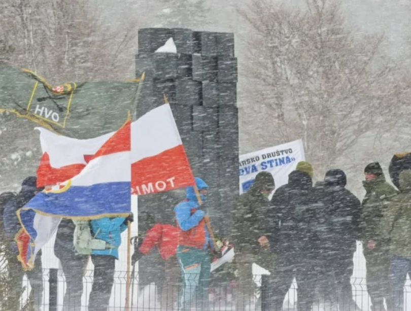 Sudionici memorijalnog uspona s hrvatskom zastavom na Prokos tijekom snježne vijavice