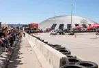 Vatrogasna vozila i hitna pomoć na mjestu prometne nesreće s natjecateljskim automobilom