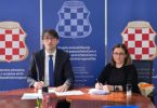 Predstavnici Ministarstva zdravstva i sindikata pri stolu tijekom potpisivanja kolektivnog ugovora