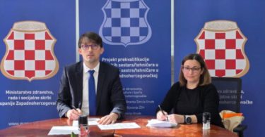 Predstavnici Ministarstva zdravstva i sindikata pri stolu tijekom potpisivanja kolektivnog ugovora