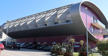 Moderna medicinska ustanova s cilindričnom arhitekturom namjenjena smještaju pacijenata