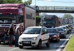 Kamioni i osobna vozila u zastoju na cesti, većinskim dijelom teretna vozila