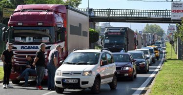 Kamioni i osobna vozila u zastoju na cesti, većinskim dijelom teretna vozila