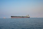 Veliki naftni tanker na otvorenom moru tokom dana