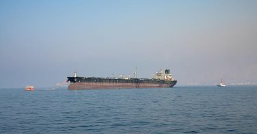 Veliki naftni tanker na otvorenom moru tokom dana