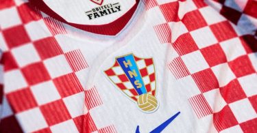Bijelo-crveni karirasti dres hrvatske reprezentacije s grbom i Nike logotipom