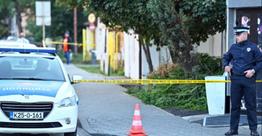 Policijski automobil i pripadnik MUP-a RS na mjestu događaja