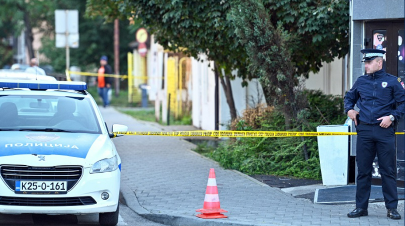 Policijski automobil i pripadnik MUP-a RS na mjestu događaja