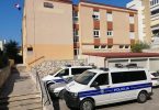 Policijski kombi ispred zgrade policijske stanice u Splitu