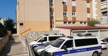 Policijski kombi ispred zgrade policijske stanice u Splitu