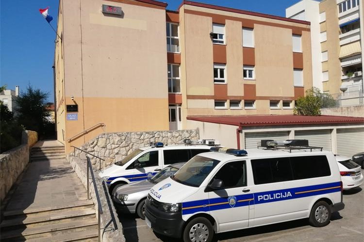 Policijski kombi ispred zgrade policijske stanice u Splitu