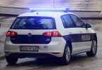 Bijelo-plavi policijski automobil VW Golf sa signalizacijom na mjestu intervencije