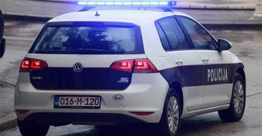 Bijelo-plavi policijski automobil VW Golf sa signalizacijom na mjestu intervencije