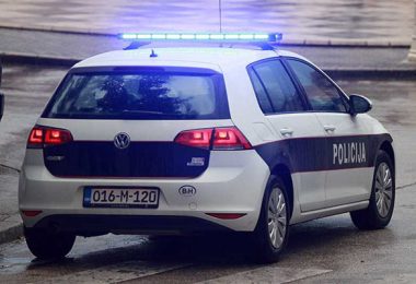Bijelo-plavi policijski automobil VW Golf sa signalizacijom na mjestu intervencije