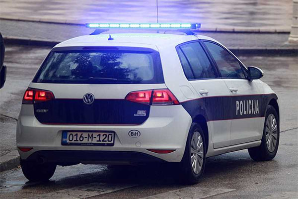 Bijelo-plavi policijski automobil VW Golf sa signalizacijom na mjestu intervencije