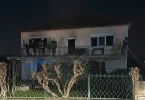Opoljena kuća nakon požara svidljivim štetama na fasadi i prozorima