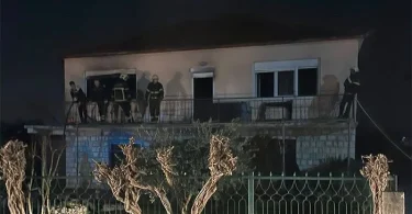Opoljena kuća nakon požara svidljivim štetama na fasadi i prozorima