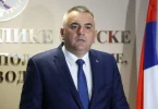 Muškarac u plavom odijelu i kravati na konferenciji za medije