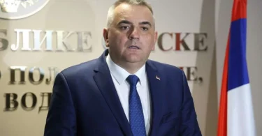 Muškarac u plavom odijelu i kravati na konferenciji za medije