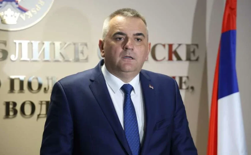 Muškarac u plavom odijelu i kravati na konferenciji za medije