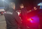 Pripadnici hrvatske policije izvode muškarca iz vozila tijekom noćne akcije