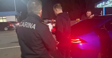 Pripadnici hrvatske policije izvode muškarca iz vozila tijekom noćne akcije
