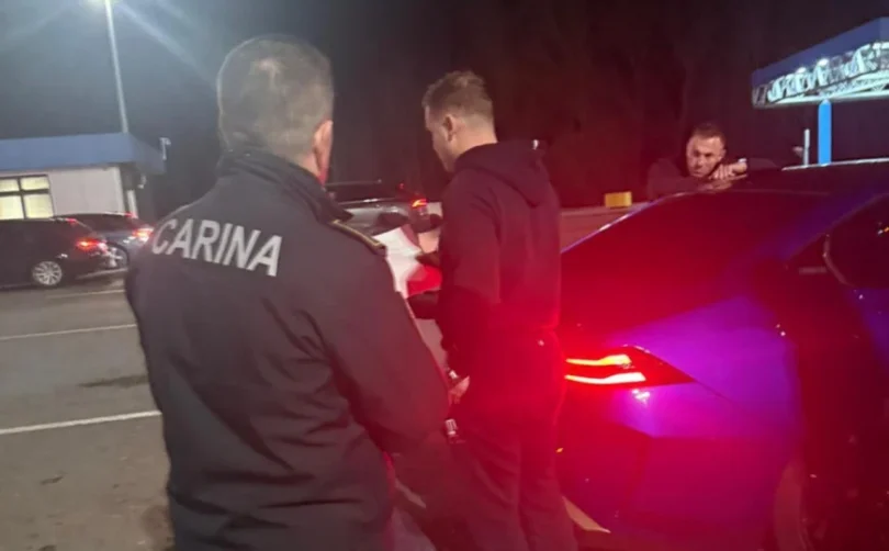 Pripadnici hrvatske policije izvode muškarca iz vozila tijekom noćne akcije