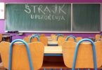 Prazna učionica sa stolcima i praznom tablom, predstavlja štrajk u školama