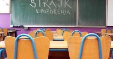 Prazna učionica sa stolcima i praznom tablom, predstavlja štrajk u školama