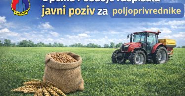 Vreća s корјеном поред тraktora и поља - субвенције за пољопривреднике