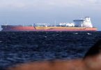 Veliki naftni tanker na otvorenom moru s crvenim trupom i bijom nadgradnjom
