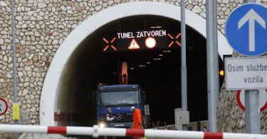 Ulazna portala tunela Sveti Ilija sa prometnom signalizacijom i crveno-bijelim barijerama