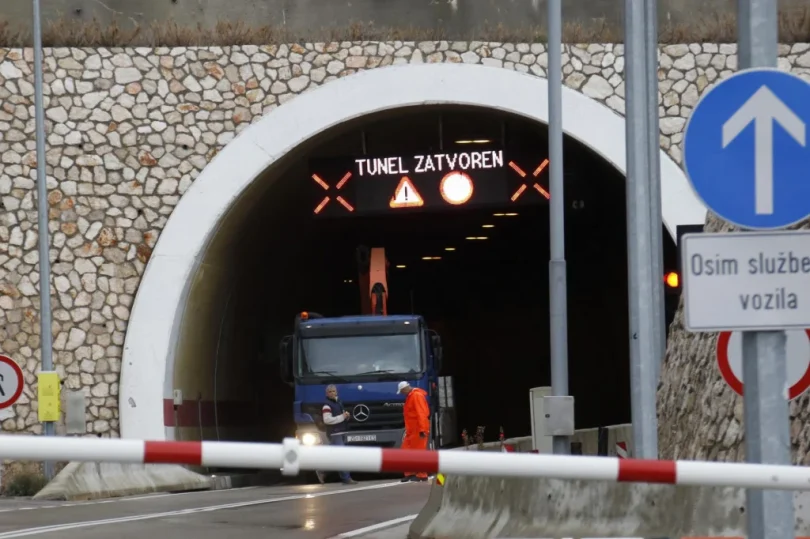 Ulazna portala tunela Sveti Ilija sa prometnom signalizacijom i crveno-bijelim barijerama