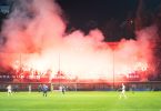 Fanovi paljenja baklje na stadionu tokom večernje utakmice u Sarajevu