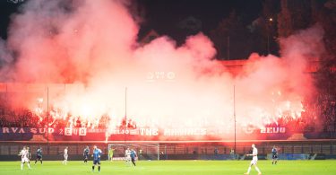 Fanovi paljenja baklje na stadionu tokom večernje utakmice u Sarajevu