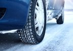 Automobil s zimskim gumama na snježnom i klizavom kolovozu tijekom zimskih uvjeta