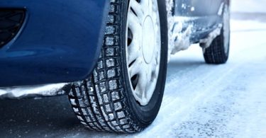 Automobil s zimskim gumama na snježnom i klizavom kolovozu tijekom zimskih uvjeta