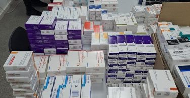 Policijska akcija - konfiscirani lijekovi i lijeka ambalaža razloženi na stolu