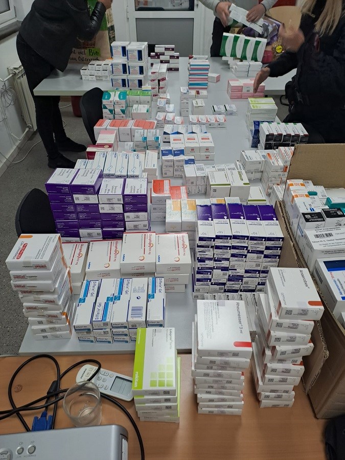 Policijska akcija - konfiscirani lijekovi i lijeka ambalaža razloženi na stolu
