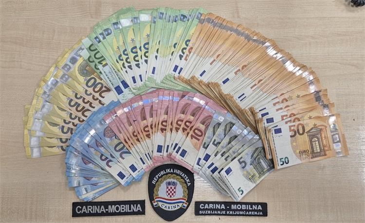 Razne novčanice od eura raspoređene u lepezi, ilustracija gotovine