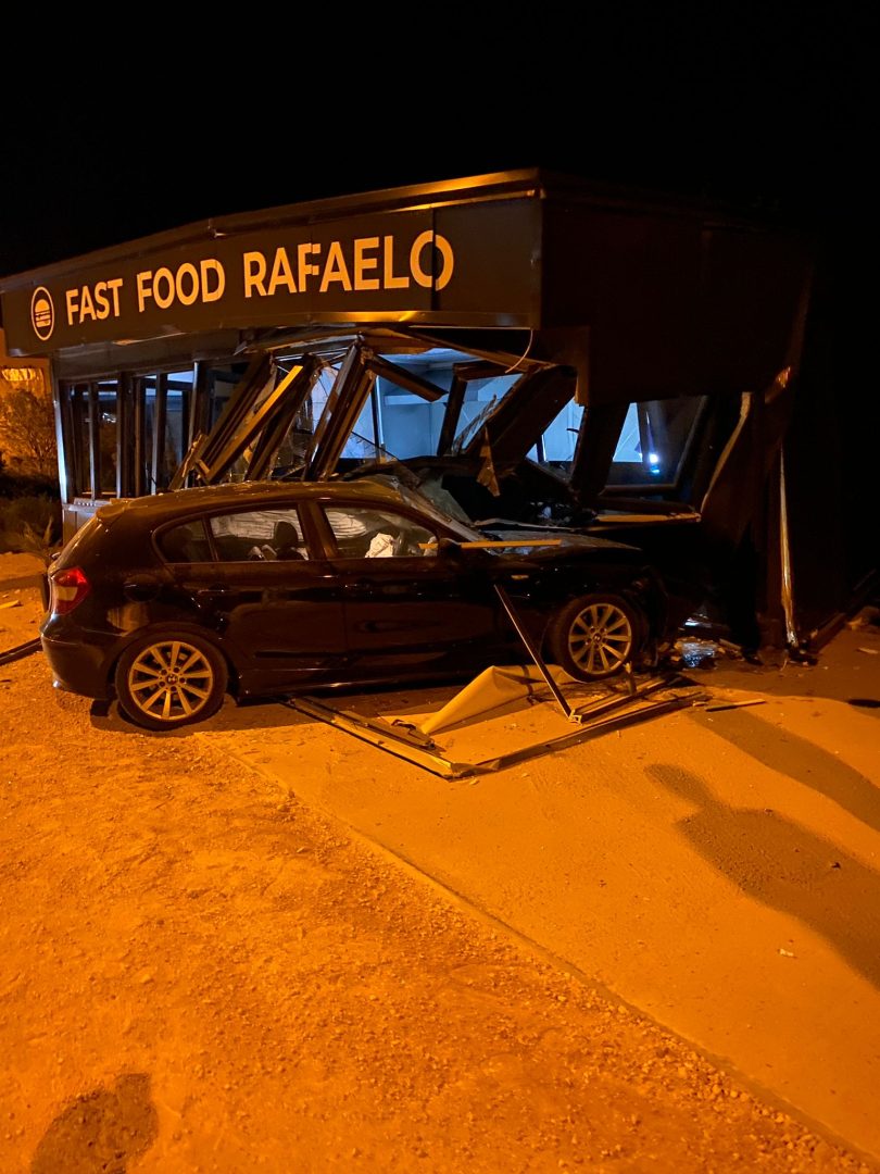 Oštećeni BMW automobil ispred fast food restorana Rafaelo noću