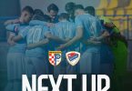 Fudbalska momčad u plavim dresovima u zajedničkom stavu prije utakmice