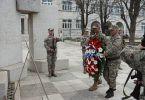 Vojnici u uniformi polažu vijenac cvijeća tijekom vojnog obilježavanja