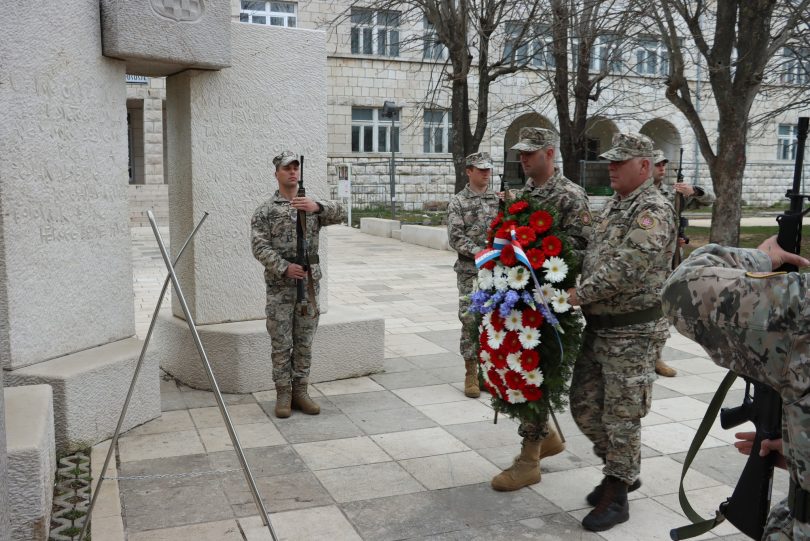 Vojnici u uniformi polažu vijenac cvijeća tijekom vojnog obilježavanja