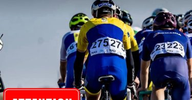 Grupa biciklista u natjecateljskim dresovima vozi se u koloni tijekom Tour of BiH utrke