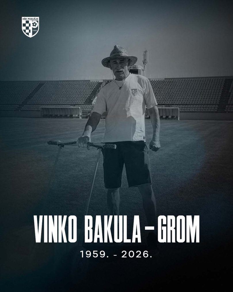 Portret muškarca u bijeloj majici na stadionu s godinama 1959 - 2026