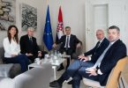 Šest sudionika sastanka u Zagrebu uz europsku i hrvatsku zastavu, oko stola s napicima