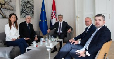 Šest sudionika sastanka u Zagrebu uz europsku i hrvatsku zastavu, oko stola s napicima